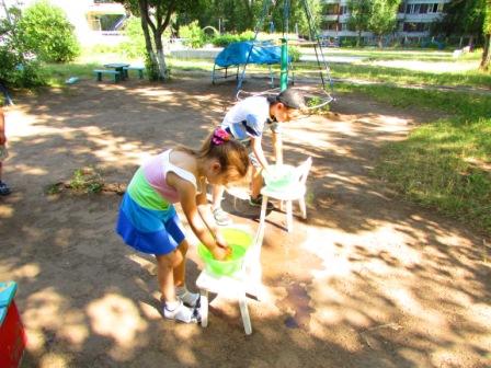 Игры с водой в летний период.